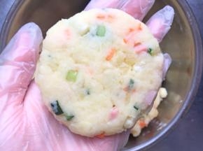 取适量的土豆泥团成团，再压成饼