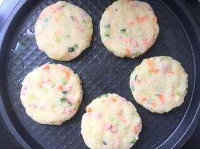 电饼档刷油，中火，把团好的饼胚放在锅中