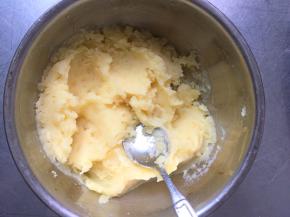 蒸熟的土豆用惯用的方法压成泥