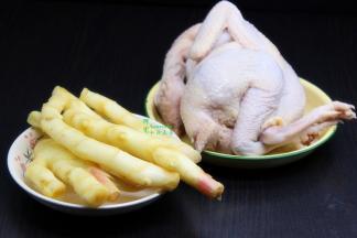 食材准备：鸡肉、仔姜、芝麻油、油、生抽、盐、料酒、香葱、高汤。其中选择鸡肉的时候最好选择土鸡肉，土鸡肉口感好，有嚼劲，饲料鸡肉很柴，口感差。