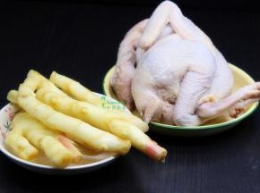 食材准备：鸡肉、仔姜、芝麻油、油、生抽、盐、料酒、香葱、高汤。其中选择鸡肉的时候最好选择土鸡肉，土鸡肉口感好，有嚼劲，饲料鸡肉很柴，口感差。