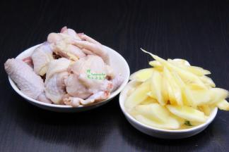 鸡肉去内脏、去头，洗净切块，鸡挑选土鸡肉，口感好哦，另外鸡头不要吃，含重金属多，因为我买的是一整只，带鸡头。
