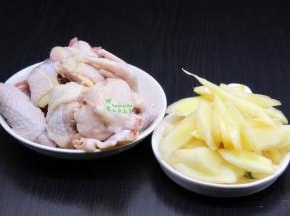 鸡肉去内脏、去头，洗净切块，鸡挑选土鸡肉，口感好哦，另外鸡头不要吃，含重金属多，因为我买的是一整只，带鸡头。