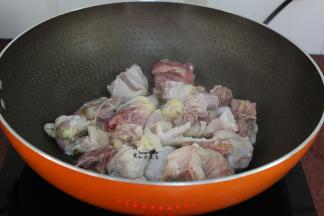 热锅，锅里放少许油，倒入切好的鸡肉，中火翻炒，把鸡肉的油煸炒出来，这样的鸡肉会不油腻，鸡肉的外皮微黄。