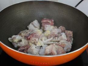 热锅，锅里放少许油，倒入切好的鸡肉，中火翻炒，把鸡肉的油煸炒出来，这样的鸡肉会不油腻，鸡肉的外皮微黄。