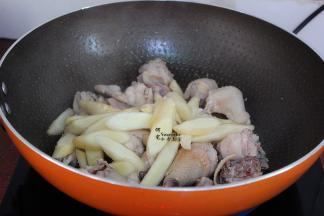 这个时候加切好的仔姜，改为大火爆炒，利用煸炒炒的鸡肉油大火能爆香仔姜，浓浓的香味。