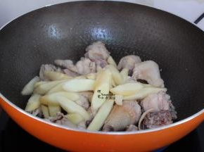 这个时候加切好的仔姜，改为大火爆炒，利用煸炒炒的鸡肉油大火能爆香仔姜，浓浓的香味。