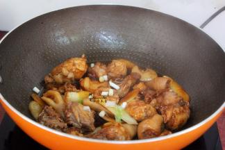 放盐、香葱炒均，大火收汁，这个时候鸡肉连骨头的入味了，