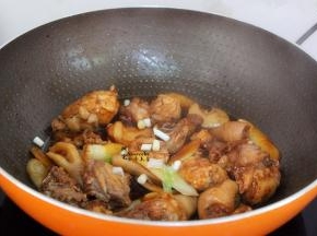 放盐、香葱炒均，大火收汁，这个时候鸡肉连骨头的入味了，