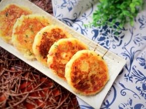 两面金黄时出锅装盘，准备食用。