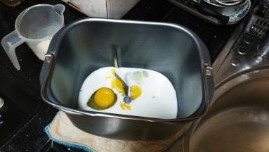 除粉、黄油、酵母外，全部倒入面包桶里搅拌均匀