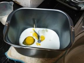 除粉、黄油、酵母外，全部倒入面包桶里搅拌均匀