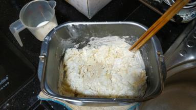 搅拌均匀，放入酵母