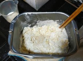 搅拌均匀，放入酵母