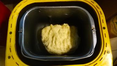 面包桶放回面包机里，按和面功能。结束后再按一次和面功能，这时放入黄油一起搅拌至结束。
