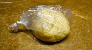 二次和面结束后，装好面团放入冰箱冷藏一夜