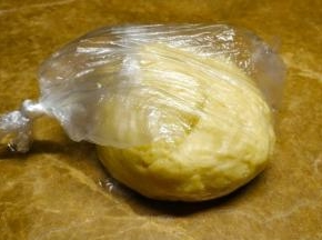 二次和面结束后，装好面团放入冰箱冷藏一夜