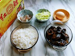 取一块米粉冷水泡软，我称了一下，一块米线重是60g，配菜也可以根据个人喜欢，我的配菜就是就地取材！木耳冷水泡发，卷心菜切丝！
