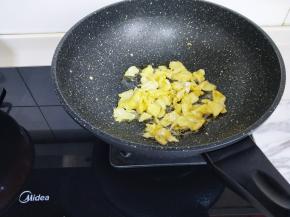 首先煎鸡蛋，锅中加入食用油，油热将蛋液倒入锅中，小火煎蛋，表面凝固后再用铲子切小块，盛出备用。