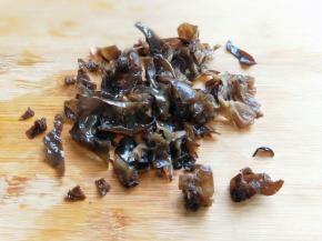 将泡发的木耳去根，切丝。