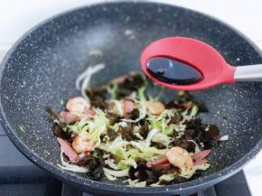 将切好的木耳放入锅中，再加入生抽。