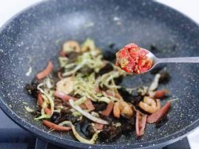 加入一勺辣椒，可以根据个人喜欢放。