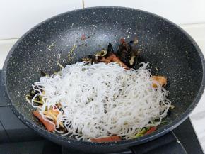 加入泡发的米线，翻炒。