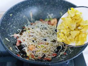 最后加入鸡蛋，加盐翻炒均匀出锅！