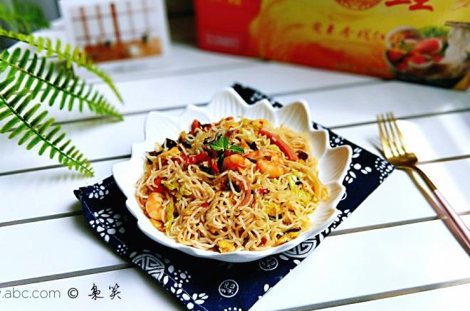 虾仁什锦炒米粉