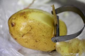 2. 咖喱洋葱土豆：洋葱土豆切块洗净待用。
