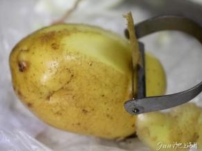 2. 咖喱洋葱土豆：洋葱土豆切块洗净待用。
