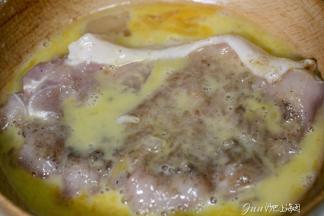 5. 沾面包/馒头糠：涂了蛋液沾糠，再涂蛋液再沾重复三次，不宜过多，避免糠后味重，因步骤1提过糠是调过味的。 