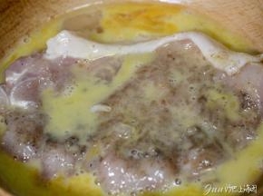 5. 沾面包/馒头糠：涂了蛋液沾糠，再涂蛋液再沾重复三次，不宜过多，避免糠后味重，因步骤1提过糠是调过味的。 