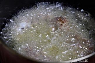 6. 炸猪排：用比猪排大一点的锅内倒入油，油量能浸没猪排即可，大火烧至八成热，轻轻放入猪排，中火炸，二面各1.2分钟分钟，二面金黄即可出锅沥油。
