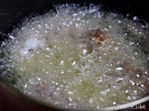 6. 炸猪排：用比猪排大一点的锅内倒入油，油量能浸没猪排即可，大火烧至八成热，轻轻放入猪排，中火炸，二面各1.2分钟分钟，二面金黄即可出锅沥油。