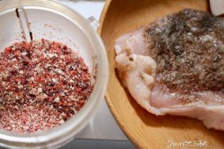 1. 粉碎机打馒头糠，入少许盐糖提味待用。   
照片上当天用没吃完的馒头，很干，做这菜正好。 
盐黑胡椒粉擦猪排，入密封袋腌制20分钟。
