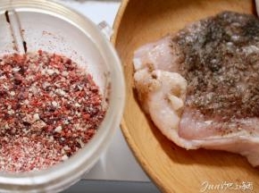 1. 粉碎机打馒头糠，入少许盐糖提味待用。   
照片上当天用没吃完的馒头，很干，做这菜正好。 
盐黑胡椒粉擦猪排，入密封袋腌制20分钟。
