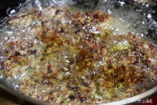 同上：呈金色了