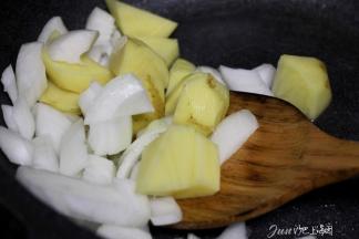 3.  咖喱洋葱土豆：洋葱土豆切块洗净，在锅内翻炒加清水煮沸后加盖焖煮10分钟。 