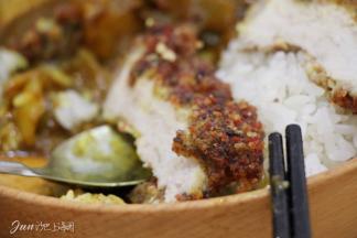 一切都很满足呢。  
成本：猪排5.6元，馒头糠和辅料5元，咖喱粉1.8元，米饭1元。  13.6元的中式咖喱猪排饭就做好啦。