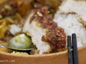 一切都很满足呢。  
成本：猪排5.6元，馒头糠和辅料5元，咖喱粉1.8元，米饭1元。  13.6元的中式咖喱猪排饭就做好啦。