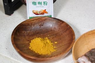 4. 传统咖喱粉在水里溶开入锅，小火继续翻炒片刻，煮2-3分钟入味关火。盛入容器入冷藏，因为凝固后的咖喱更好吃。