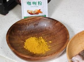 4. 传统咖喱粉在水里溶开入锅，小火继续翻炒片刻，煮2-3分钟入味关火。盛入容器入冷藏，因为凝固后的咖喱更好吃。