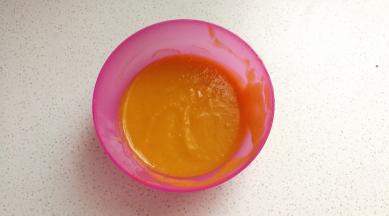 南瓜蒸熟后捣成泥，取90克加入少许牛奶放入料理机打成南瓜泥。