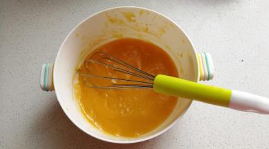 打好的南瓜泥加入玉米油，搅拌至南瓜泥与玉米油充分融合。