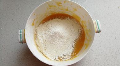 然后筛入低筋面粉，用手抽画Z字搅拌均匀。