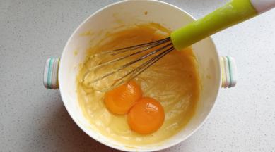 蛋清蛋黄分离，加入两颗蛋黄，用手抽同上方法继续搅打均匀。