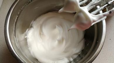 蛋清分次加入白糖和少许柠檬汁，用电动打蛋器打发至接近干性发泡状态。