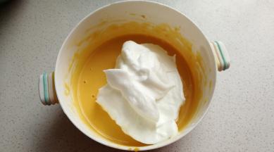 先将打好的蛋白霜取1/3放入蛋黄糊中翻拌均匀。