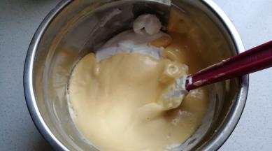 然后再将拌好的蛋糊倒入剩下的蛋白霜中继续翻拌均匀，拌好后再加入蔓越莓干稍微翻拌几下。